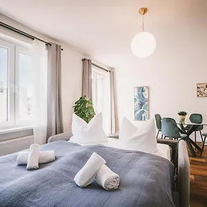 Apartment Sadebo Mit Terrasse Oder Balkon, Lübeck